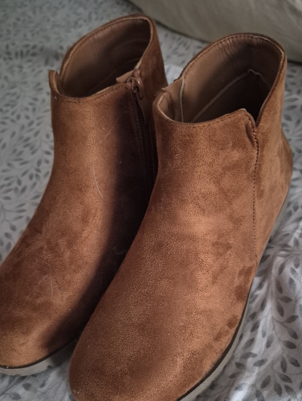 NWT- Girls Fab Kids Brown Suede Ankle Boots. Size 4